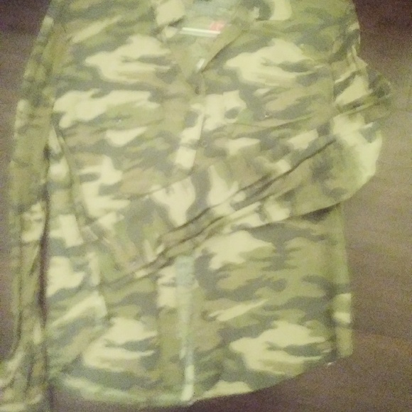 Tops - Picture 5 of 6